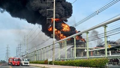 泰国罗勇府化学储库起火  1死3伤 200人疏散