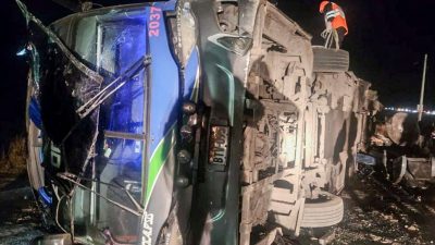 秘鲁长途巴士与火车相撞致4死40伤