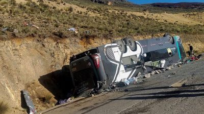 秘鲁双层巴士道路翻侧 至少16死