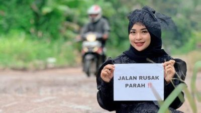 穿黑衣躺坑洞拍照抗议 印尼女子吁地方政府修路