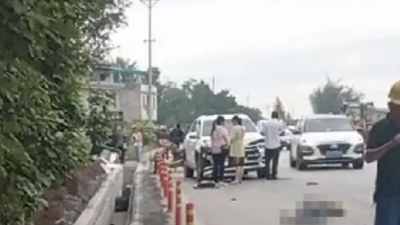 站在路边遭撞飞5人惨死 中国再传汽车冲撞路人事故