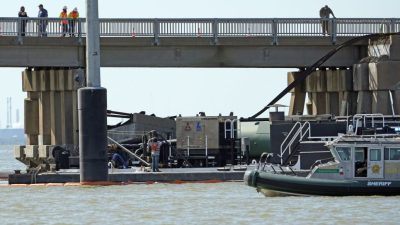 美国得克萨斯州  发生载油驳船撞桥事故