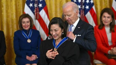 视频 | 美国总统自由奖章19人获奖 佩洛西杨紫琼上榜