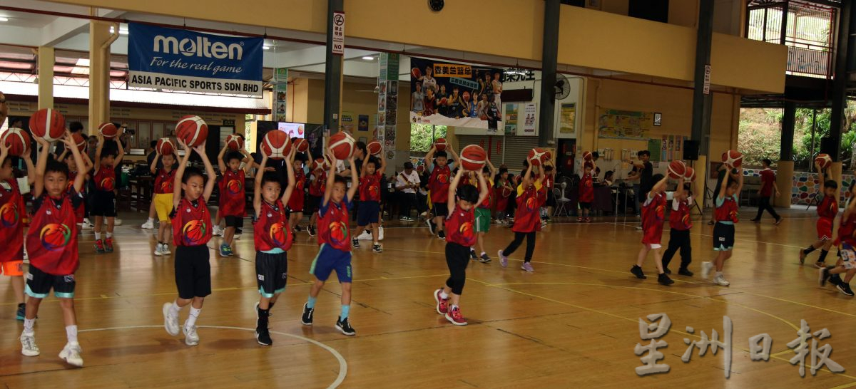 芙首办“三好篮球体验营” 近200学员以球会友