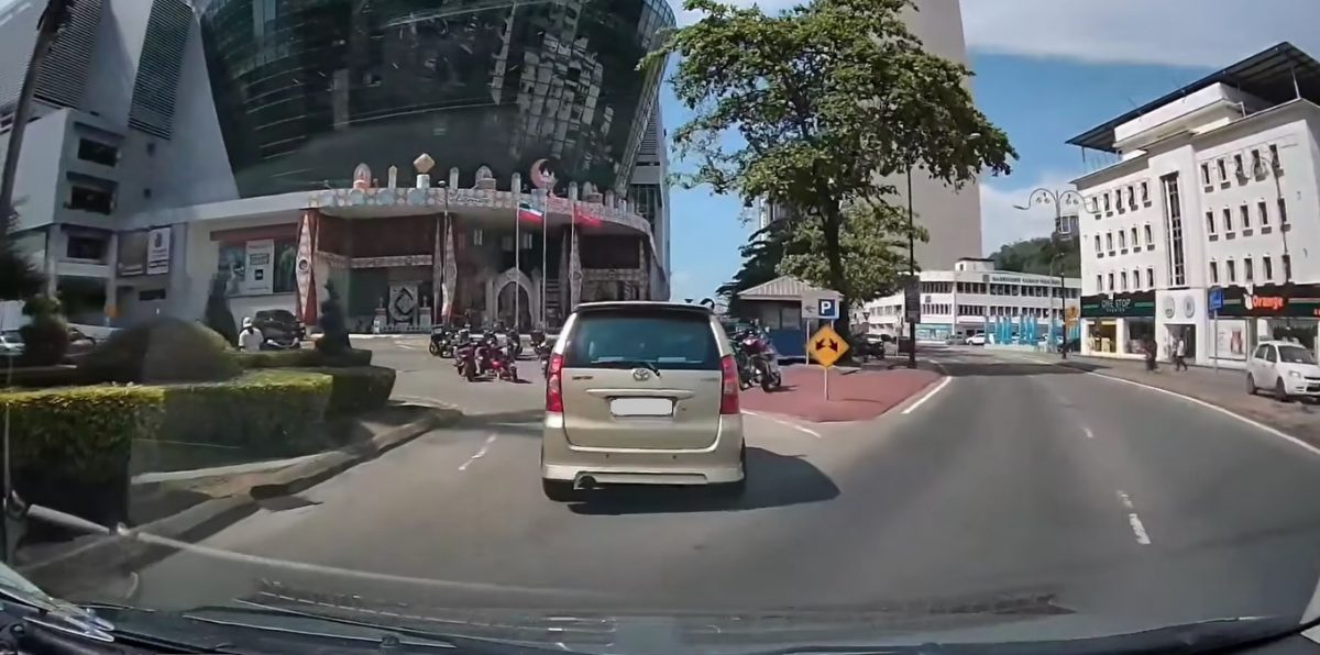 视频 | 被休旅车拦路U转 司机不满骂个不停