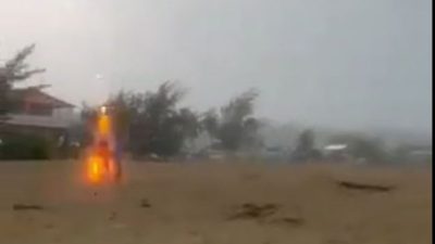 视频 | 一道雷击中海滩3孩童 12岁童重伤未脱险