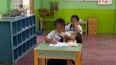 視頻 | 10歲女生帶妹妹上學 一手抄筆記一手餵奶