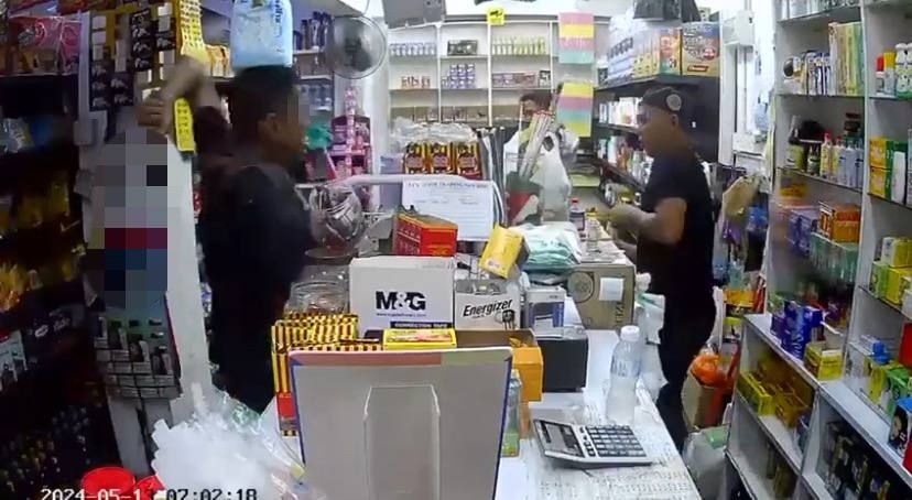 视频|持巴冷刀劫隆市杂货店 前科犯砍伤店员手部