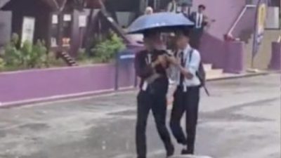 视频 | 撑伞一个一个护送离开 暖心男：不要同学变落汤鸡