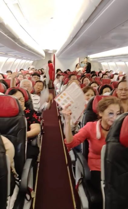 视频|班机起飞前竟不开空调 乘客拿杂志纸卡当扇子