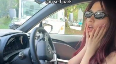 视频 | 轿车自动驾驶丝滑停车 女网红双手捂脸赞叹