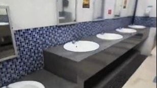 認同大道休息站“BMW”廁所 印尼男：宛如商場廁所