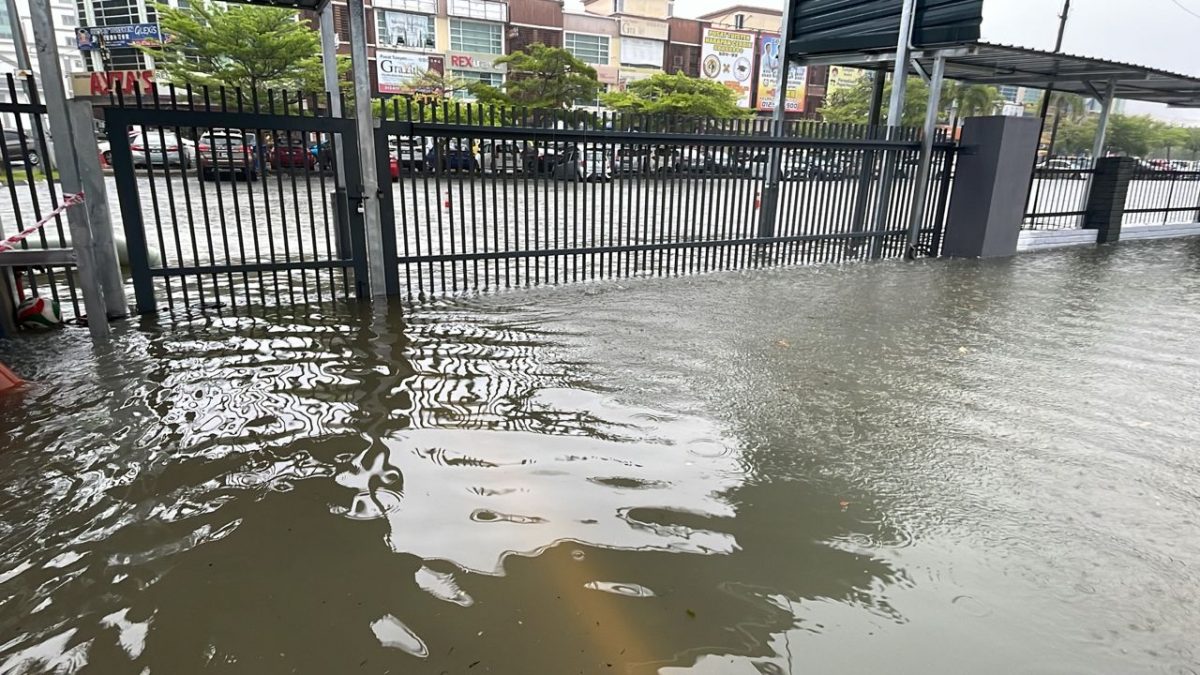 豪雨导致育华中小学变泽国 老师停在篮球场的轿车都“泡水”
