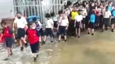 視頻 | 豪雨導致育華中小學變澤國 老師停在籃球場的轎車都“泡水”
