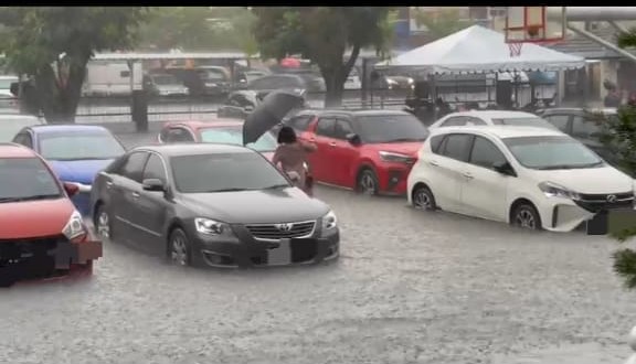 豪雨导致育华中小学变泽国 老师停在篮球场的轿车都“泡水”