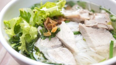 越南又传集体食物中毒 鸡肉面下肚近百人送医