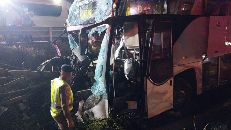 载有中国游客的旅巴撞树 司机当场死亡33乘客受伤
