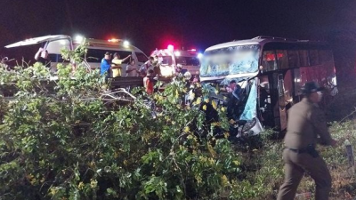 载有中国游客泰国旅巴撞树 司机当场死33人伤