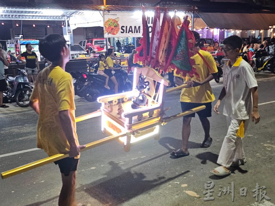 邦咯天后圣母诞热闹  3千岛民游客参与踩街