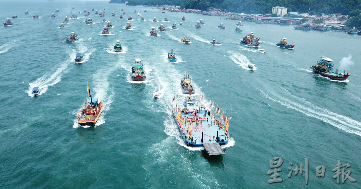 邦咯海南会馆天后宫庆妈祖诞 上百船参与海巡活动