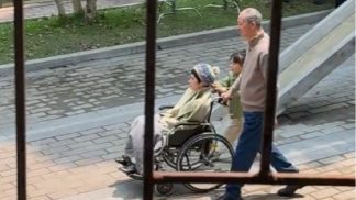 阿娇坐轮椅“一脸病容”被捕获 网民惊问：怎么了？