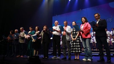 隆台湾学校办乐舞表演会   刘永山受邀合唱《感恩的心》