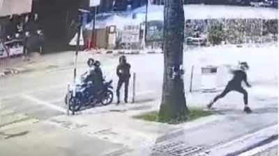 视频| 4男子凌晨抛汽油弹  隆市夜店起火狂烧