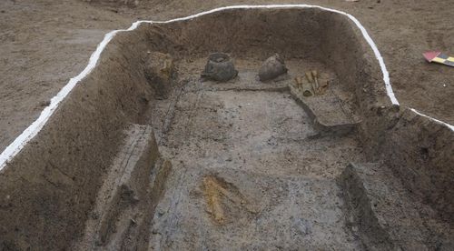 韩国庆州新罗古坟 挖出西汉时期青铜镜残片