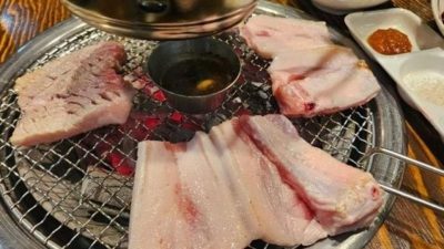 韩国济州惊爆黑心旅游！　知名黑猪肉料理拿“腐肉、假肉”上桌