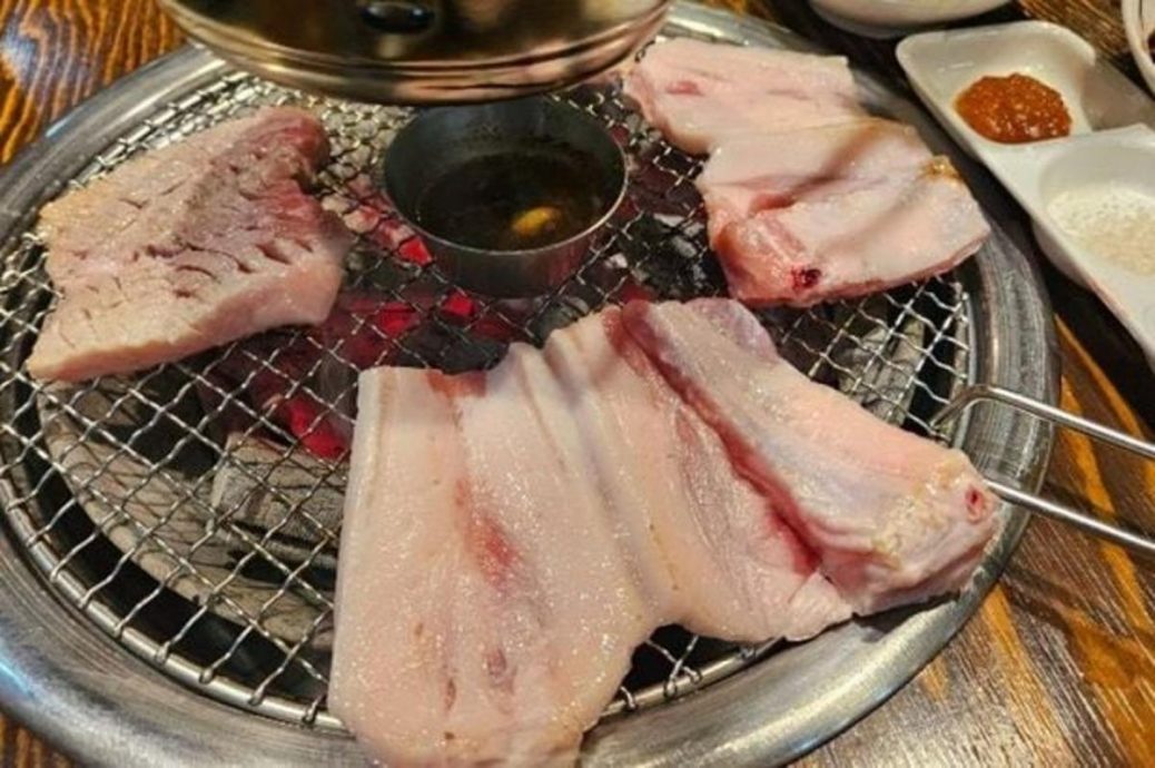 韩国济州惊爆黑心旅游！　知名黑猪肉料理拿“腐肉、假肉”上桌
