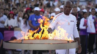 马赛揭开巴黎奥运圣火传递 200名火炬手云集体坛大腕