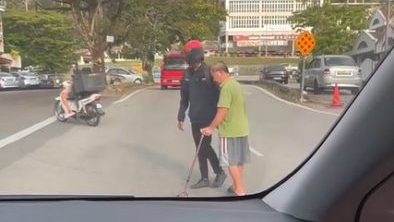 视频｜马来骑士停下摩托 牵华裔老伯过马路超暖心