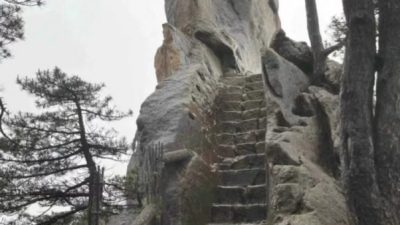 黃山飛來石︱雷劈欄杆碎石擊傷13遊客 目擊者：小孩遭雷擊要背下山