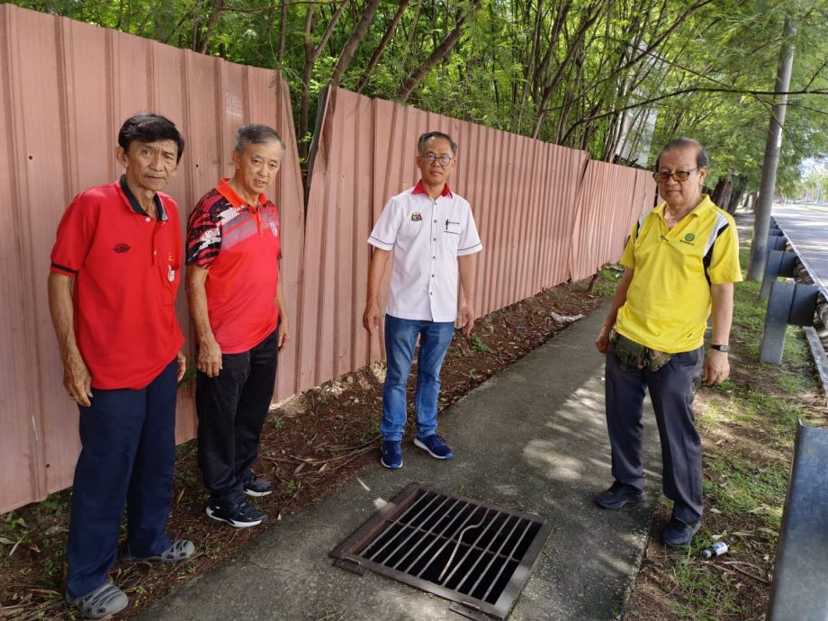 （古城第二版主文）赛阿都阿兹路排水孔阻塞，路面逢雨积水