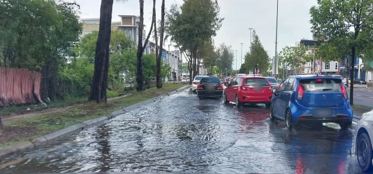 （古城第二版主文）赛阿都阿兹路排水孔阻塞，路面逢雨积水
