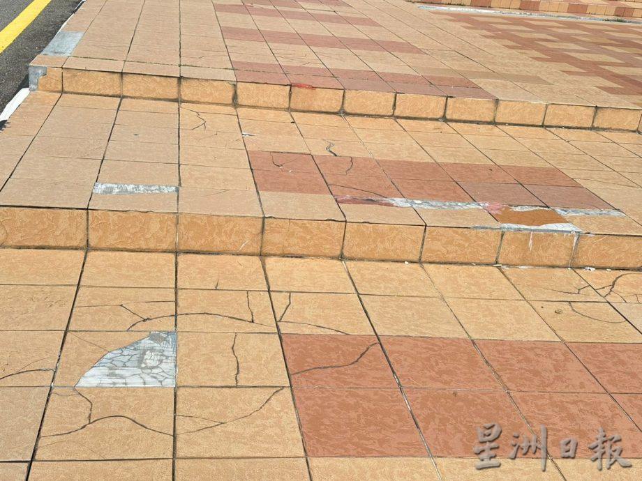 （古城第五版主文）甲市政广场地砖破损 李春沅将反映尽快维修
