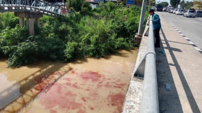 巴东得腊河被染红了   媒体投报 环境局彻查！