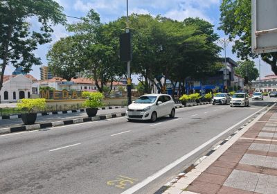 新邦瓜拉十字路口·拉惹路交通灯处 马路箭头已改 纾解塞车