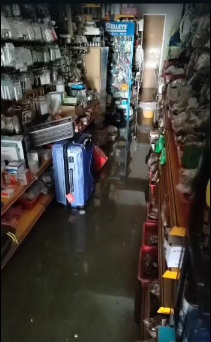 （已上网）大都会封面双头之一/武吉拉惹镇居民怒水灾何时了！
