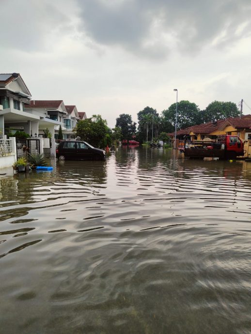 （已上网）大都会封面双头之一/武吉拉惹镇居民怒水灾何时了！