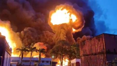视频 | 振林山五间店严重火灾   火魔吞噬4工厂频传爆炸声