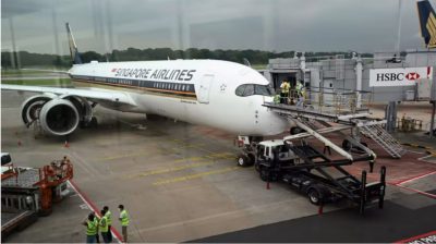 新航客机紧急迫降泰国机场 30人受伤1人死亡