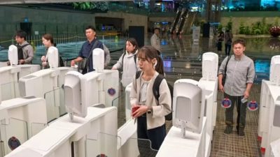 外籍人士从樟宜机场出入境 无需在柜台注册可直接使用自动通关通道