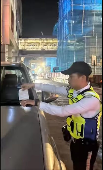 （已签发）柔：依城交警展开顺畅行动 车停路旁接罚单