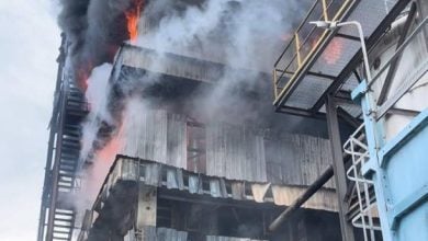 棕油提炼加工厂失火   火焰6层楼高