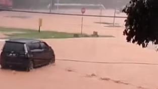 视频 | 銮峇株巴辖路突发性淹水 汽车司机被迫使用替代路线