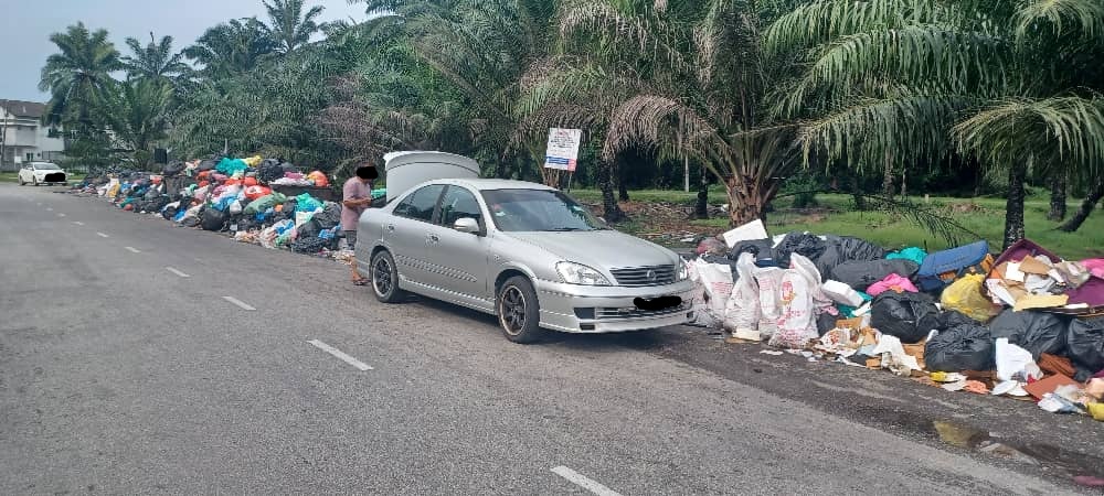 （版2头）大都会：马来甘榜路旁出现非法垃圾场垃圾堆积如山