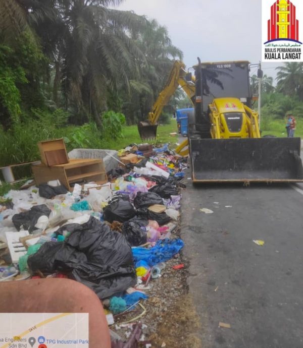 （版2头）大都会：马来甘榜路旁出现非法垃圾场垃圾堆积如山
