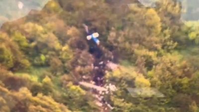伊朗总统直升机坠毁|视频|现场空拍画面曝光 直升机严重烧毁 无生命迹象
