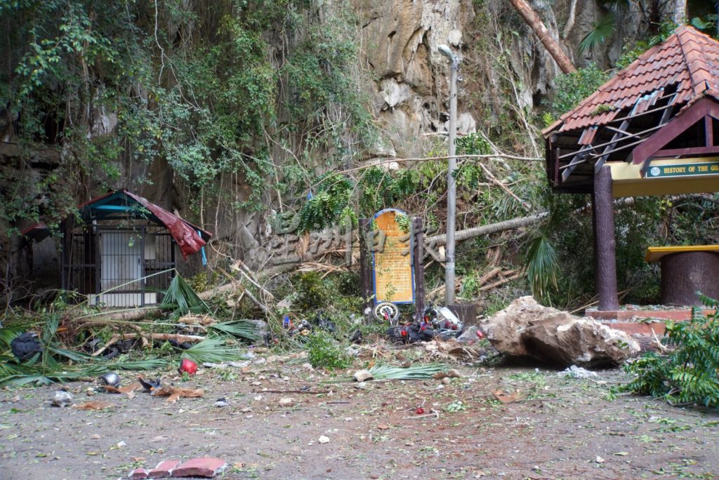 视频| 玻加基武吉著名景点 巨石崩落 砸坏8摩托 
